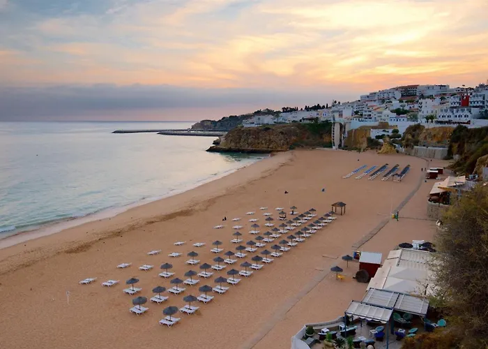 Дом отдыха Spacious With Ac, Pool And Garden By Algarve Dream Holidays Албуфейра